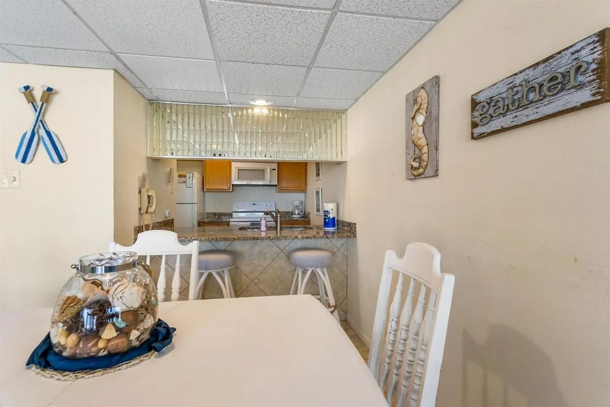 Apartment Edgewater Windward 104 - 1 Bedroom Beachfront Sleeps 4 Panama City Beach